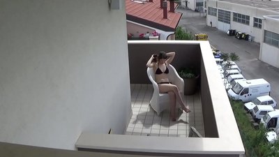 Vivamus mi iuvenis contubernalis masturbating in SOLARIUM